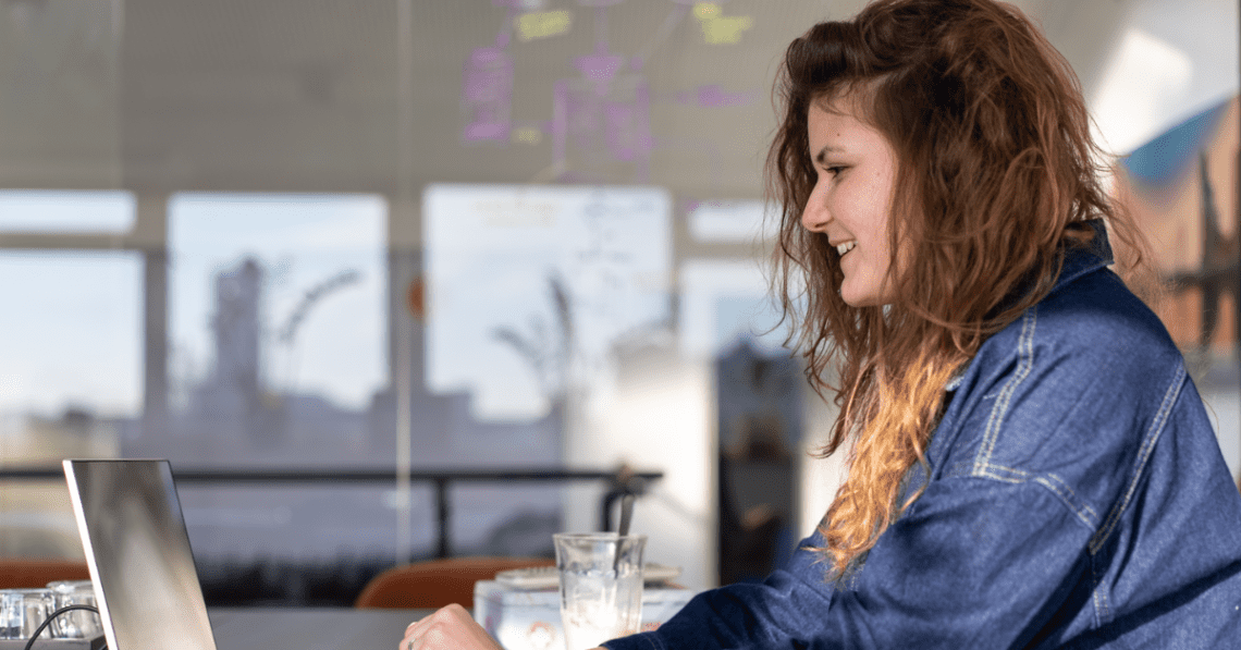 Anneloes als freelance online marketeer bezig met een content marketing strategie