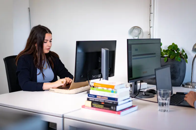 Een online marketeer van Anglers aan het werk in Den Haag online marketeer in Den Haag