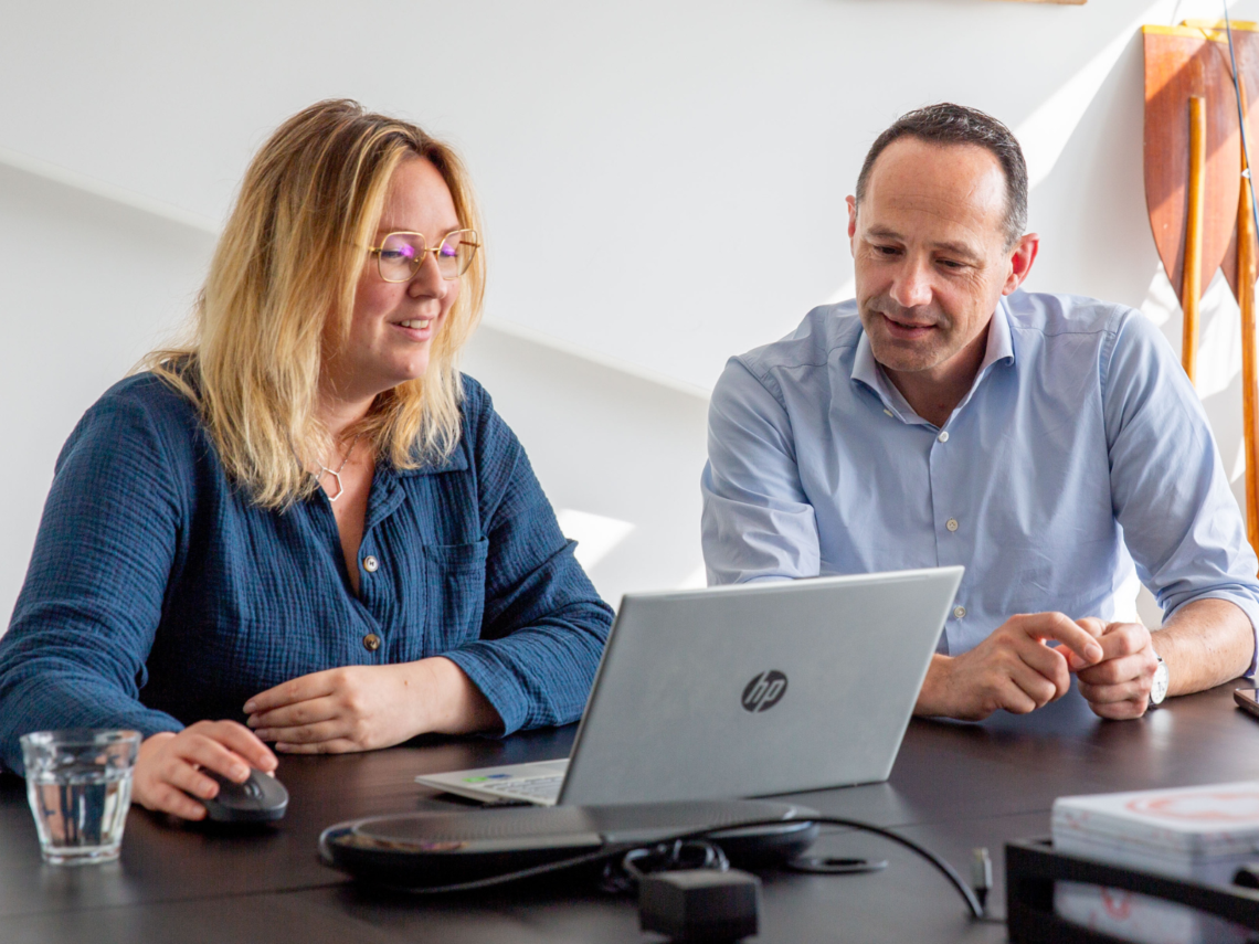 Esther en Jules in overleg