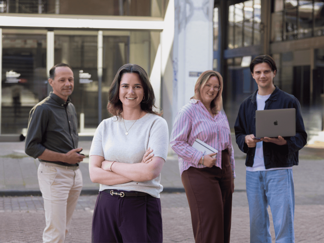 Lois met op achtergrond specialisten